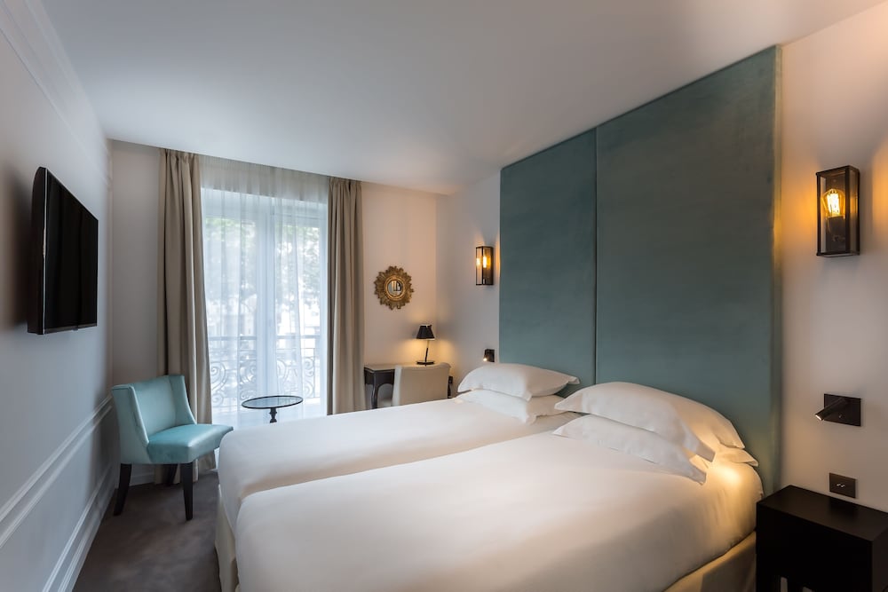 Hôtel La Comtesse bedroom photo