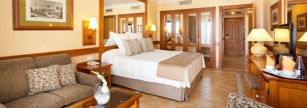 Senior Suite (3 adults and 1 child) Senior Suite (3 adults and 1 child)