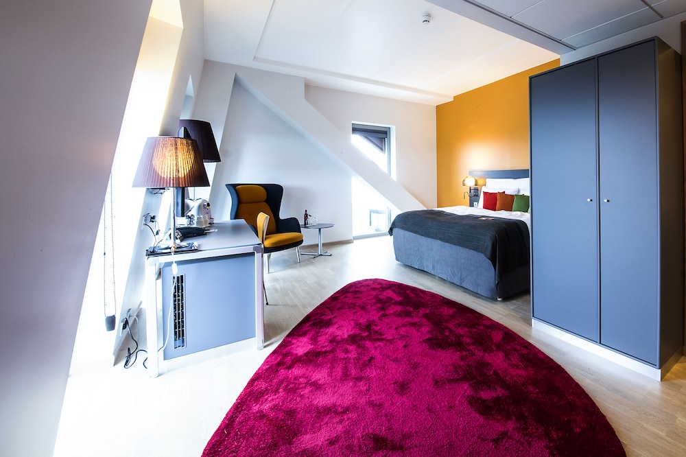 Deluxe Room, 1 Double Bed, Non Smoking thumbnail 5