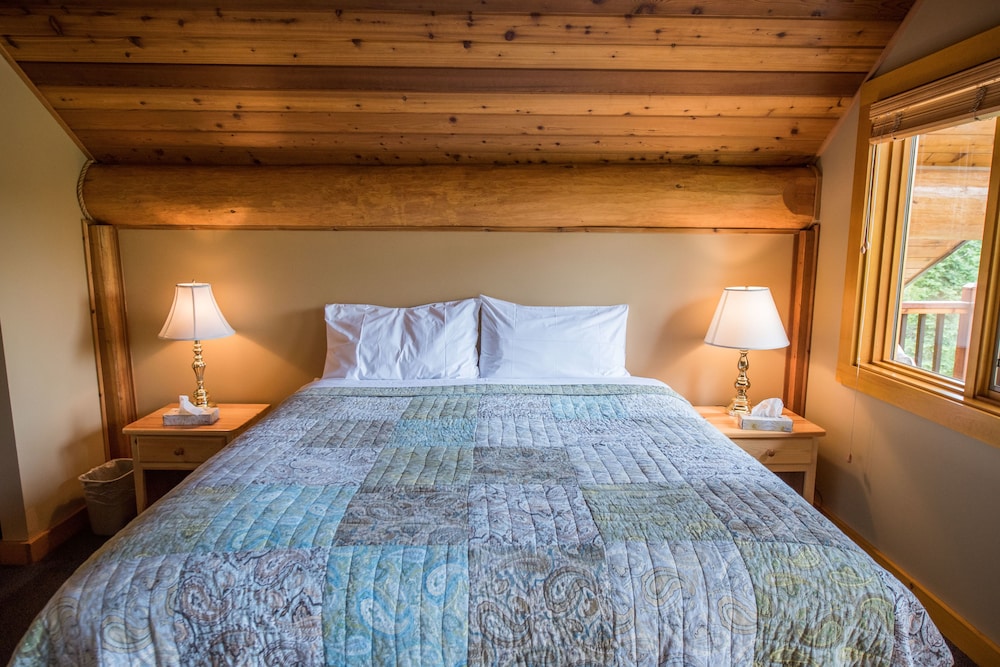 Three-Bedroom Executive Log Home photo 3