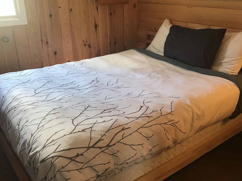 Superior Cottage w/Queen Bed and queen pullout sofa (easy water access,) photo 3