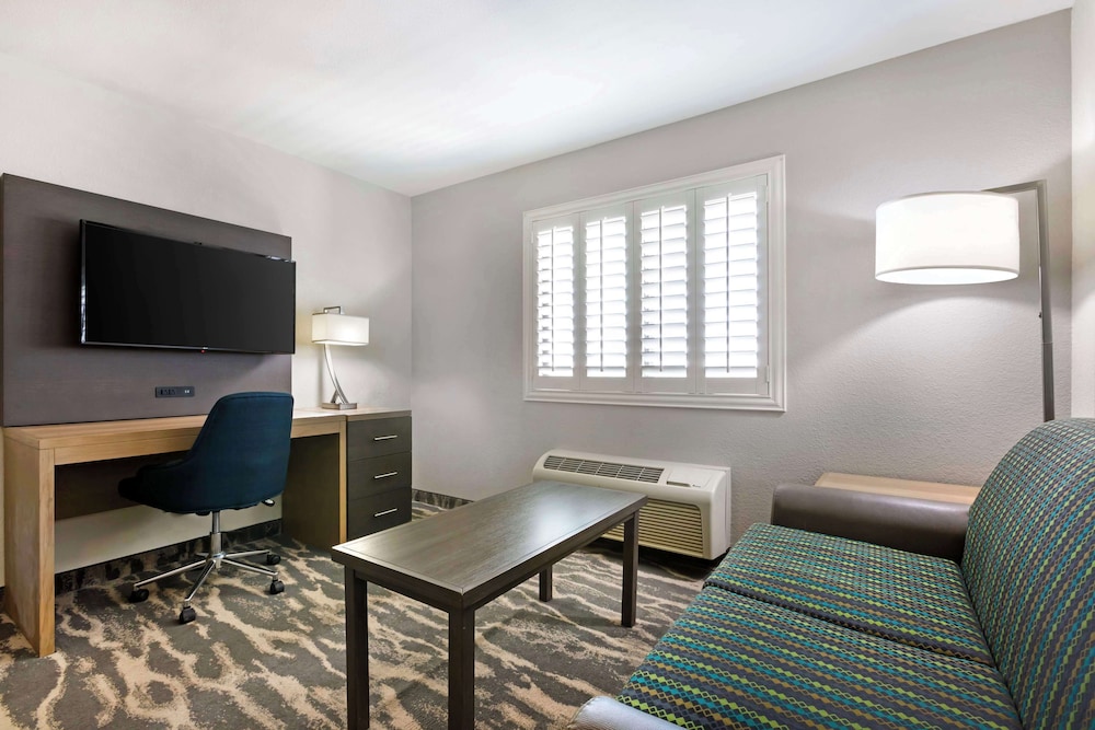 Suite, 2 Queen Beds, Non Smoking, Refrigerator & Microwave (with Sofabed) - Photo 3