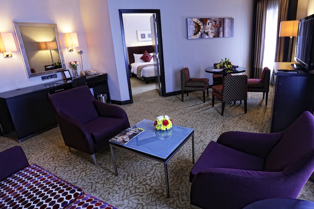 Executive Suite, 1 King Bed, Non Smoking photo 2