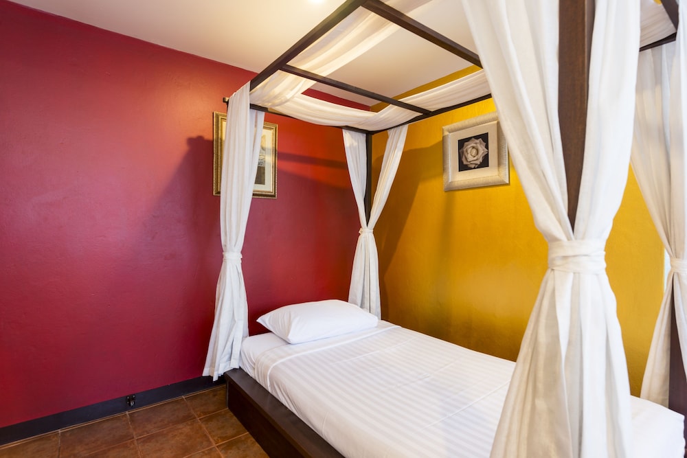 Deluxe Triple Room, Bathtub photo 2