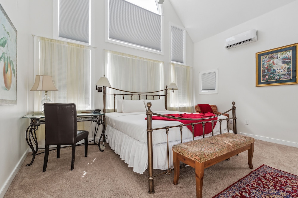 J Suite - Castle Suite, 1 King Bed, Tub Shower, 2nd Floor