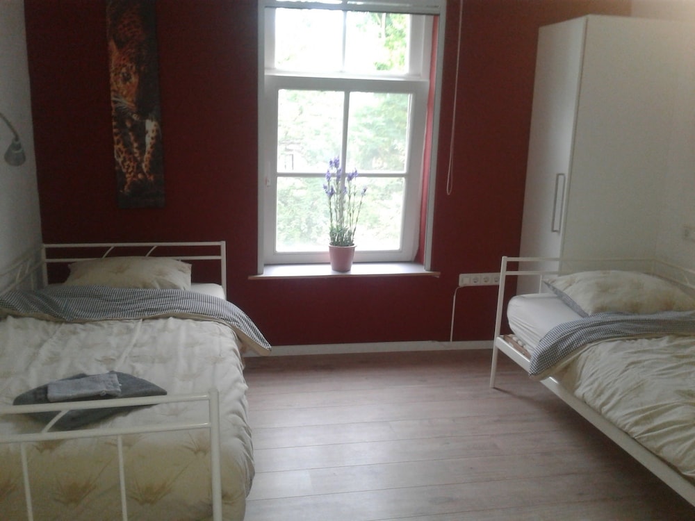 Basic Double Room, 2 Twin Beds, Shared Bathroom photo 2