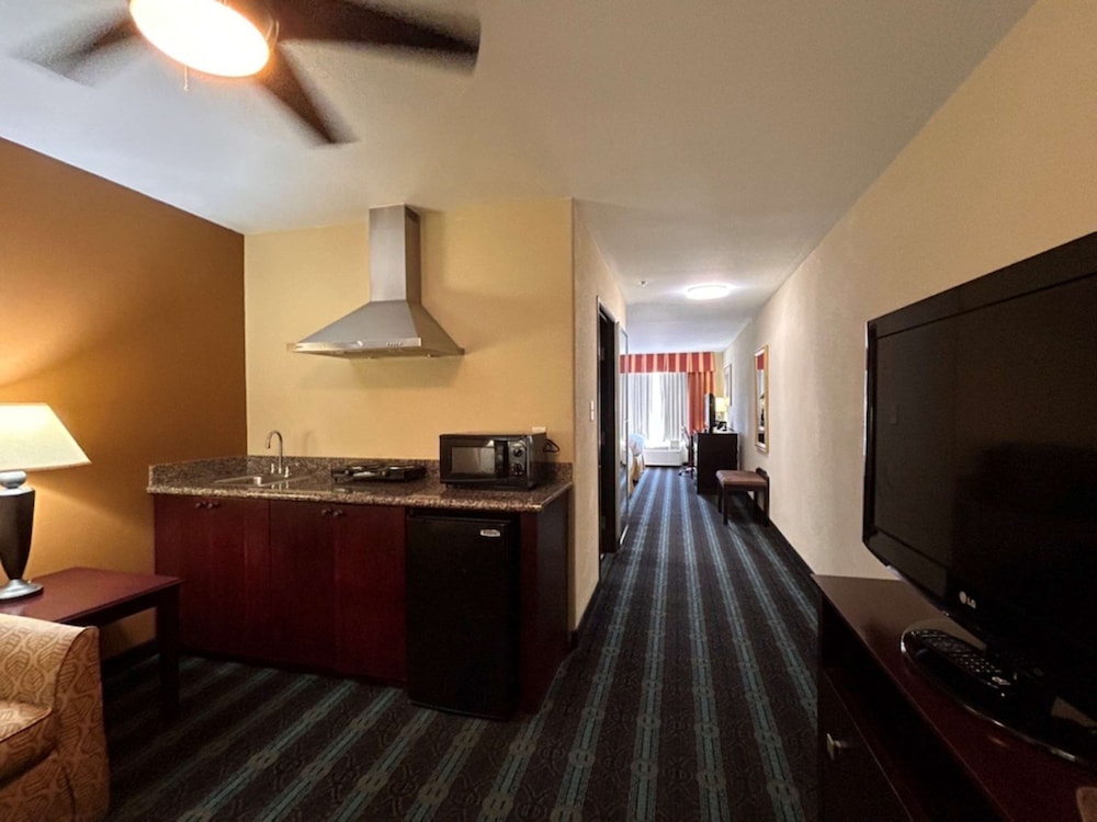 Suite, 2 Queen Beds, Non Smoking, Kitchenette (with Sofabed) photo 1