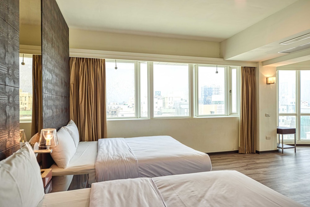 Deluxe Quadruple Room, 2 Double Beds, Bathtub photo 3
