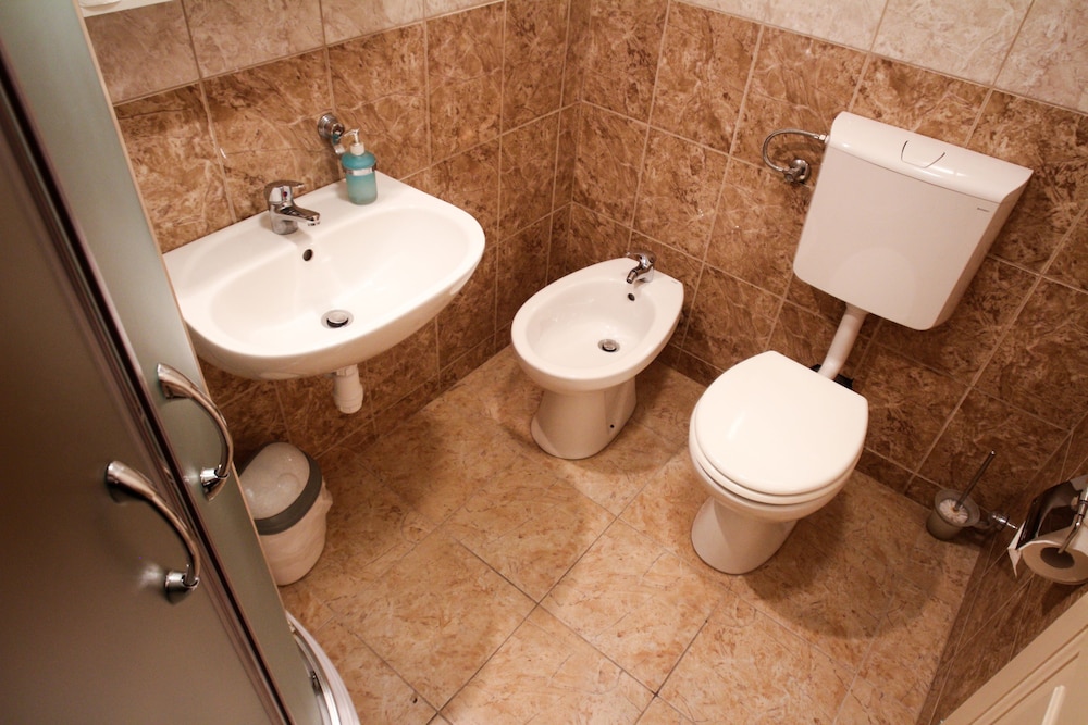 Standard Double Room - Photo 12