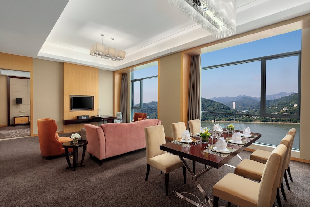 Suite, 1 Bedroom, River View (Dining Area, High Floor) - Photo 1