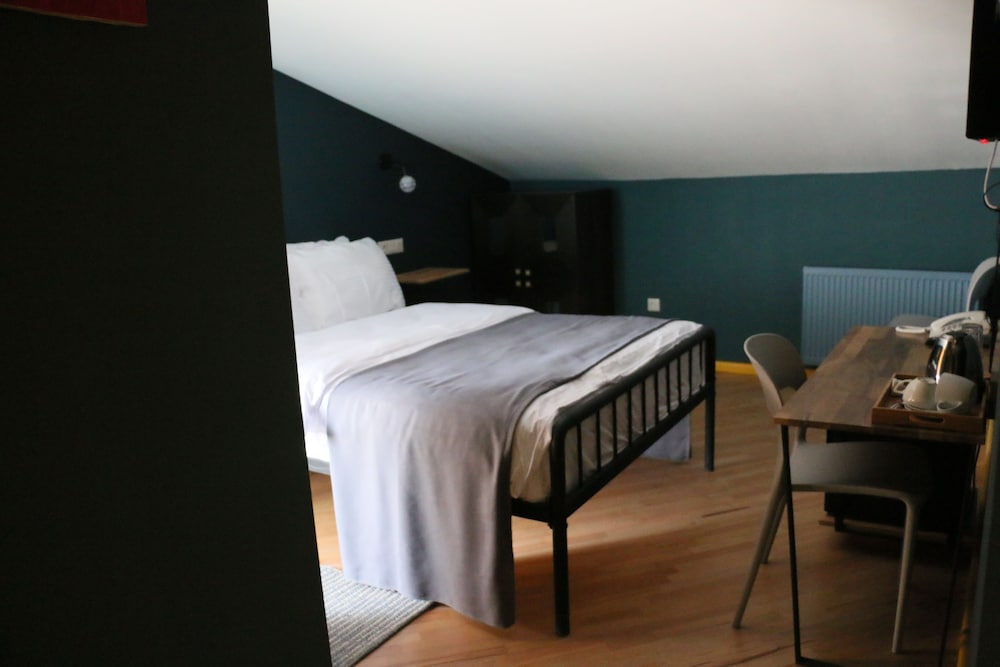 Standard Room, 1 Queen Bed, Garden View