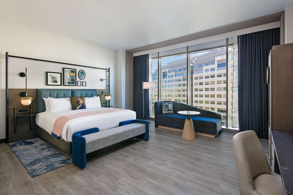 Premier Room, 1 King Bed, City View (Deluxe) - Photo 3