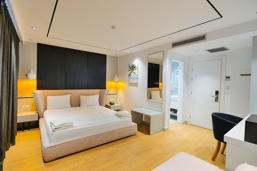 Deluxe Triple Room, Balcony, Sea View photo 3