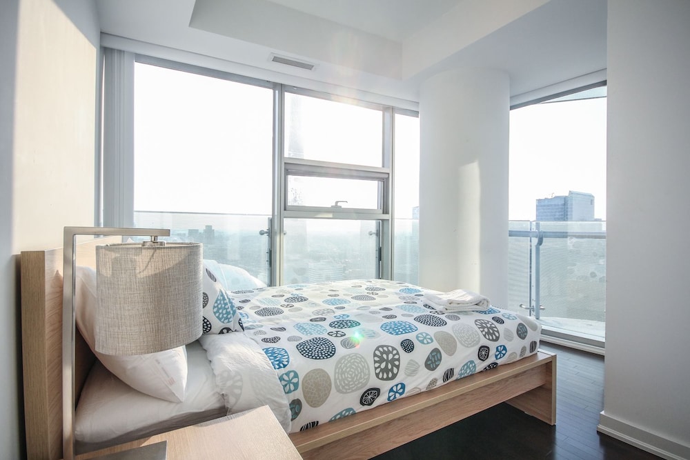 Business Room, 2 Bedrooms, 2 Bathrooms, Lake View