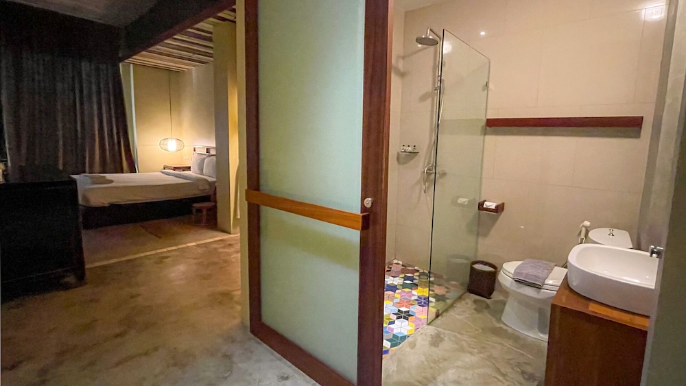 Standard Room, 1 King Bed, Garden View photo 2