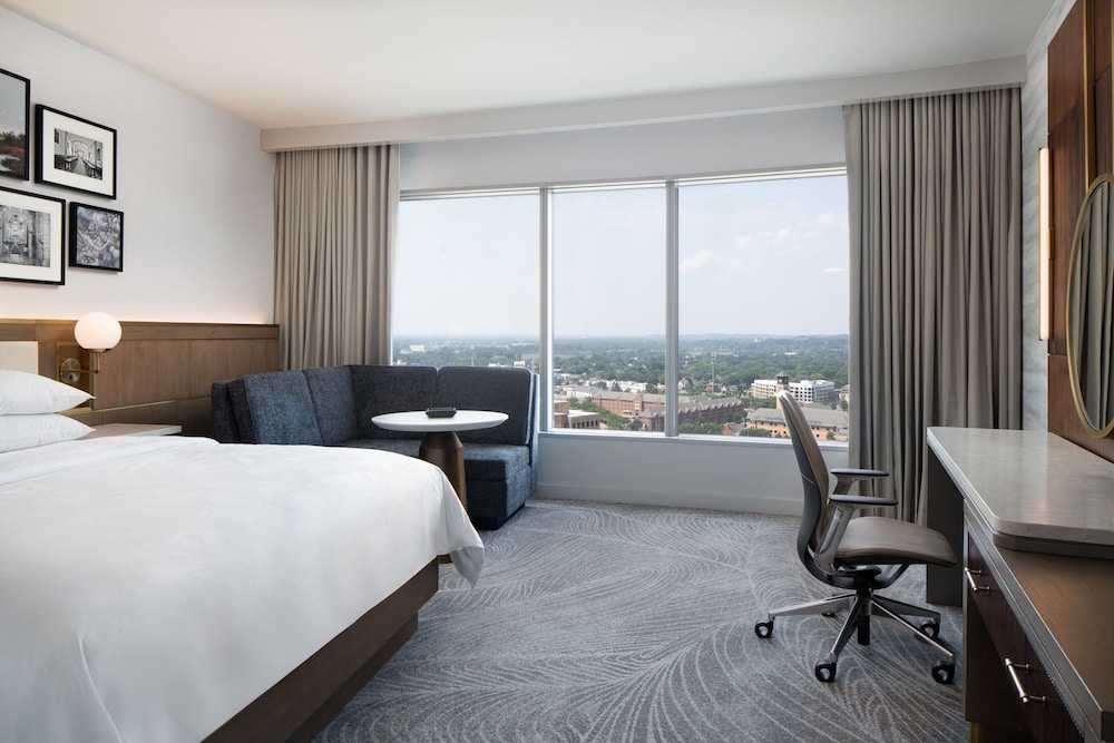 Room, 1 King Bed, City View (Mobility Accessible, Roll-In Shower) - Photo 1