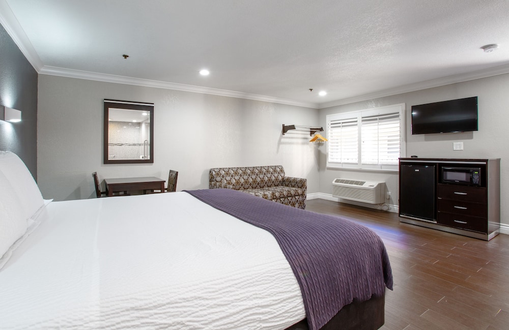 One King Bed with Jacuzzi photo 2