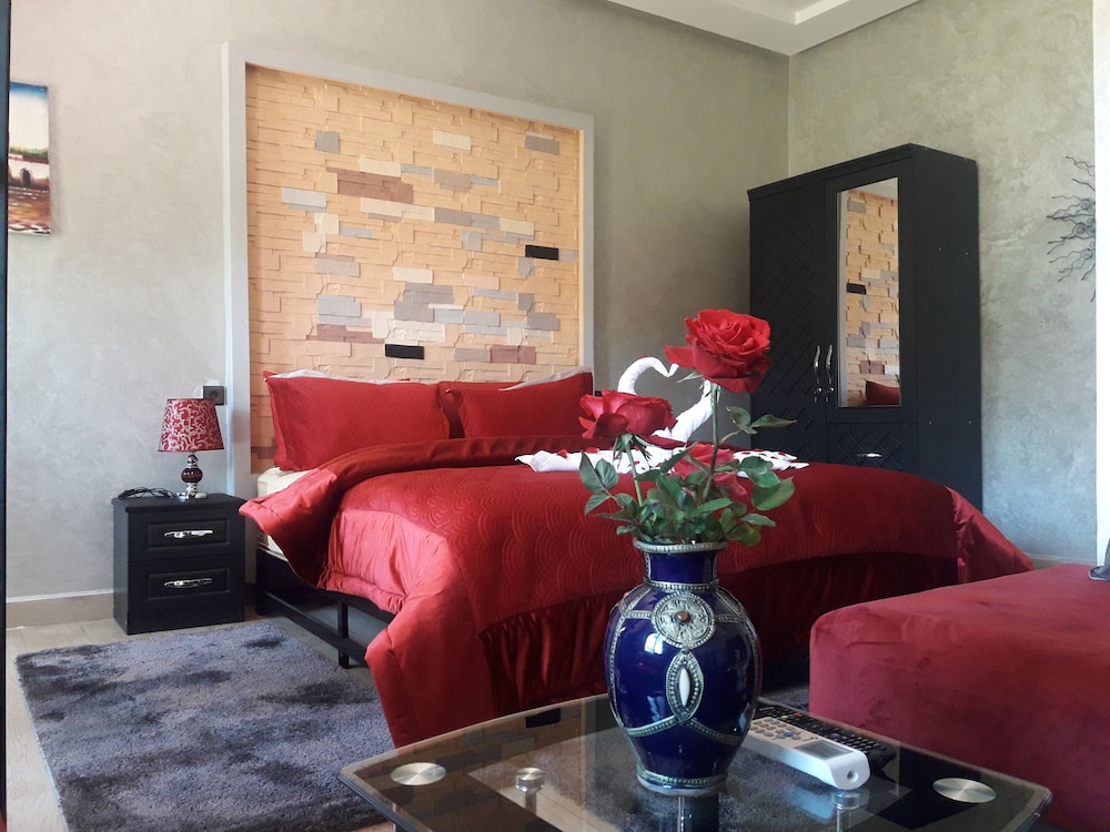 Deluxe Room, 1 King Bed, Non Smoking, Pool View photo 3