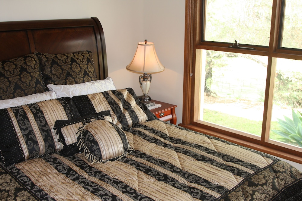 Panoramic Bungalow, 4 Bedrooms, Vineyard View, Garden Area photo 2