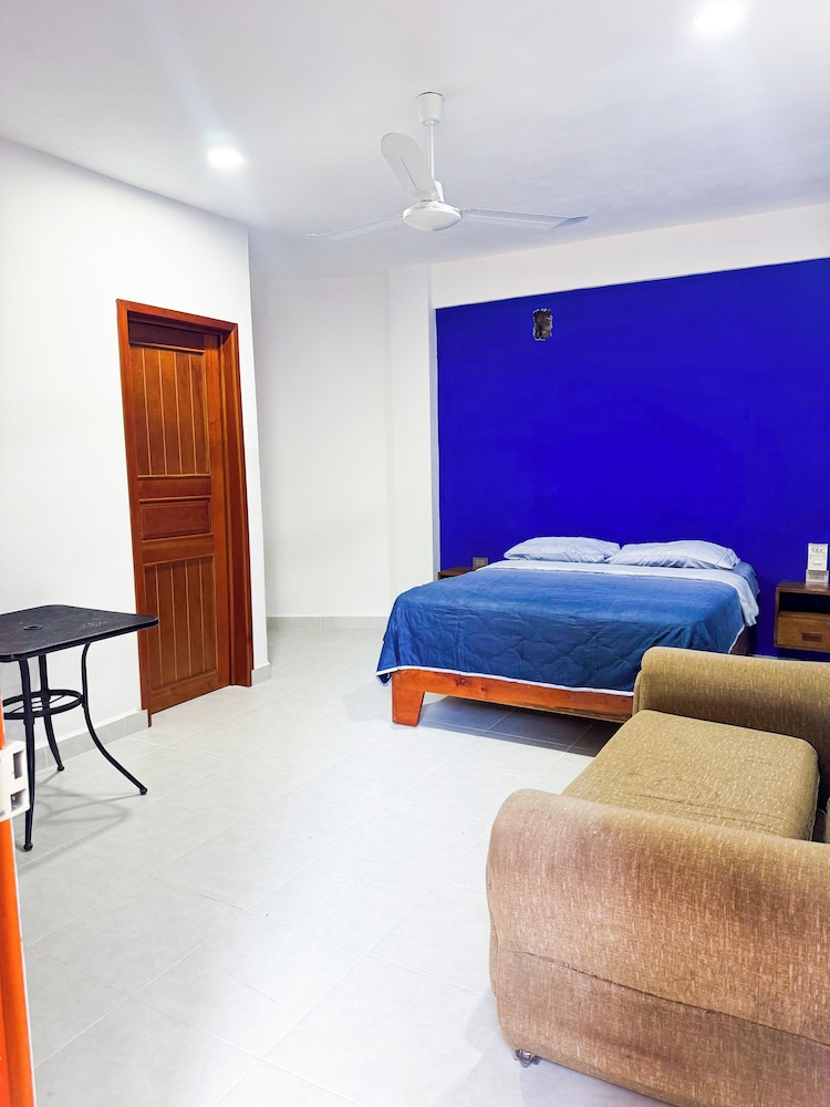 Deluxe Room, 1 Queen Bed, Courtyard View, Corner