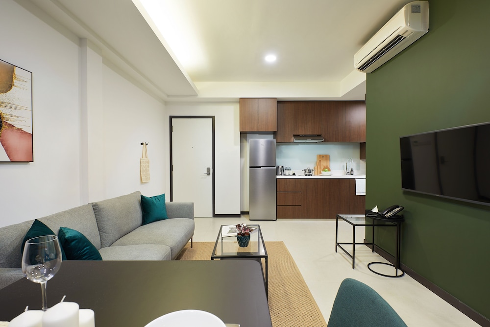 1 BEDROOM SUITE photo 3