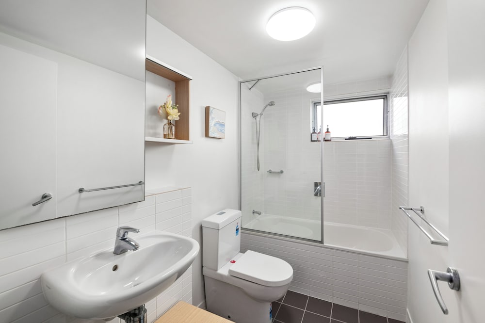 Two-Bedroom Apartment with Balcony and Two Bathrooms photo 3