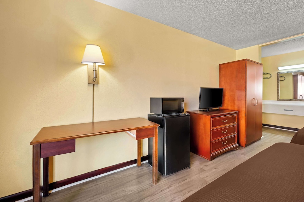 Standard Room, 2 Queen Beds, Smoking - Photo 4