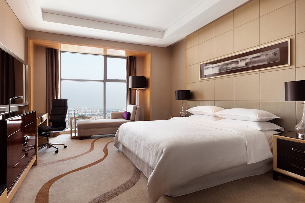 Room, 1 King Bed, Mountain View - Photo 1