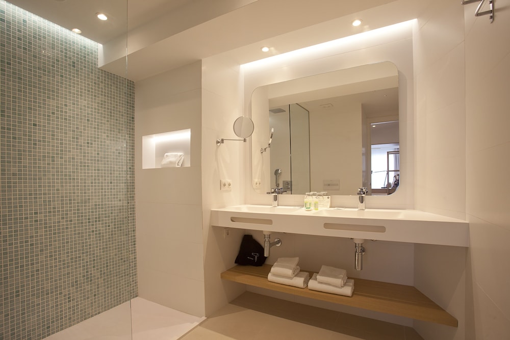 Premium Double Room, Partial Ocean View thumbnail 6