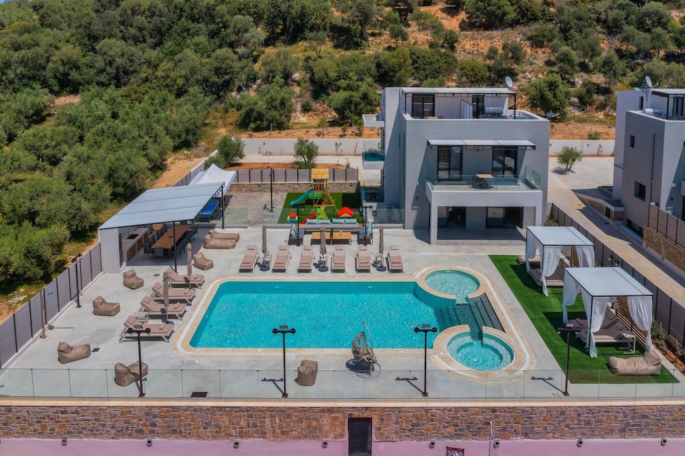 Villa photo 2