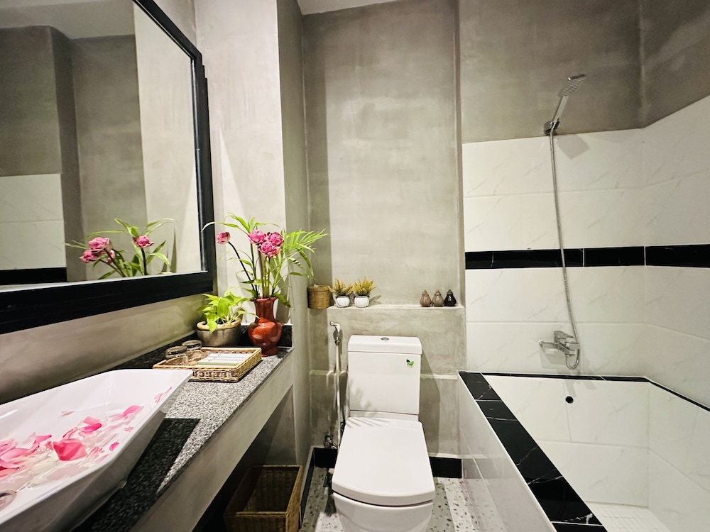 Family Room, Balcony, Pool View (Free Bus Station Pick up) - Photo 10