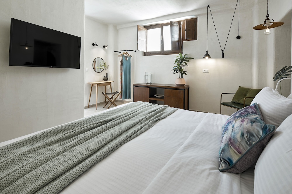 Superior Suite with Indoor Hot Tub - Photo 6