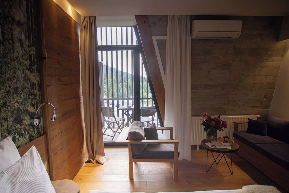 Standard Room, 1 Queen Bed, Non Smoking, Balcony photo 2