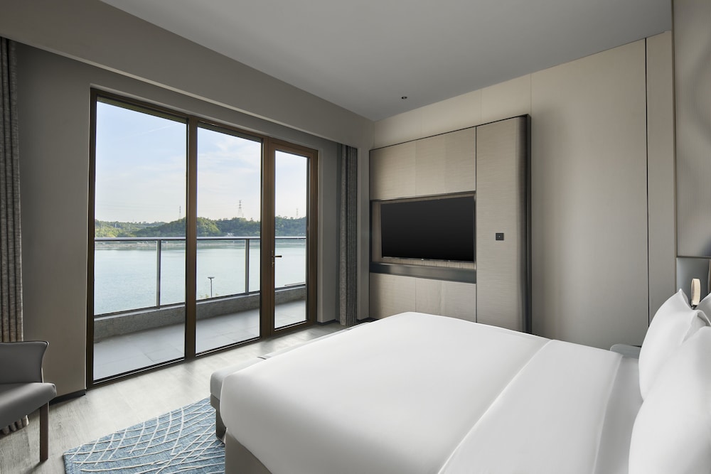Suite, 1 King Bed (Living Dining Area)