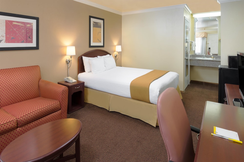Room, 1 Queen Bed, Accessible, Non Smoking (Mobility/Hearing Impaired) - Photo 2