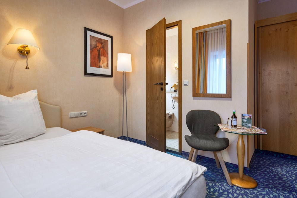 Classic Double Room, 1 King Bed, Non Smoking, Mountain View photo 2