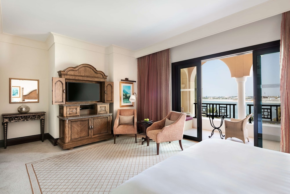 Premier Room, 1 King Bed photo 3