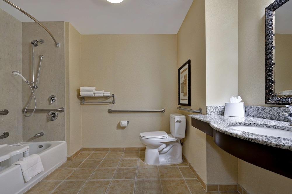 Room, 2 Queen Beds, Accessible, Bathtub - Photo 3