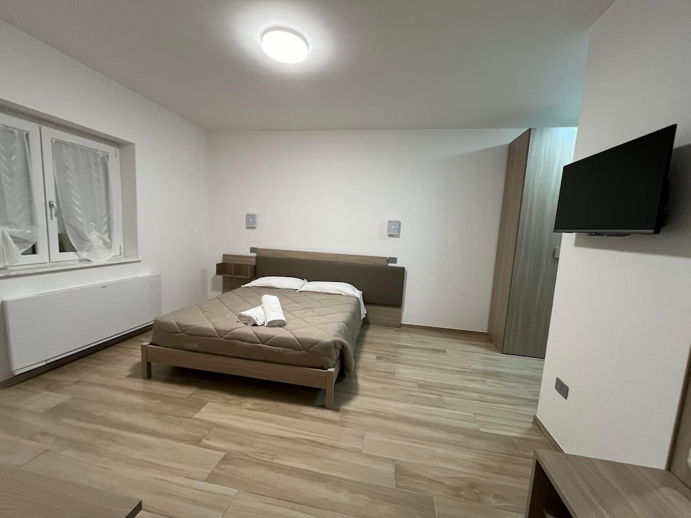 Comfort Room, 1 King Bed, Non Smoking, Ensuite photo 2