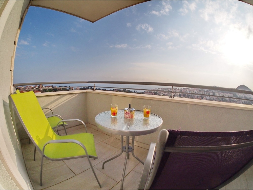 Romantic Studio Suite, Multiple Beds, City View photo 3