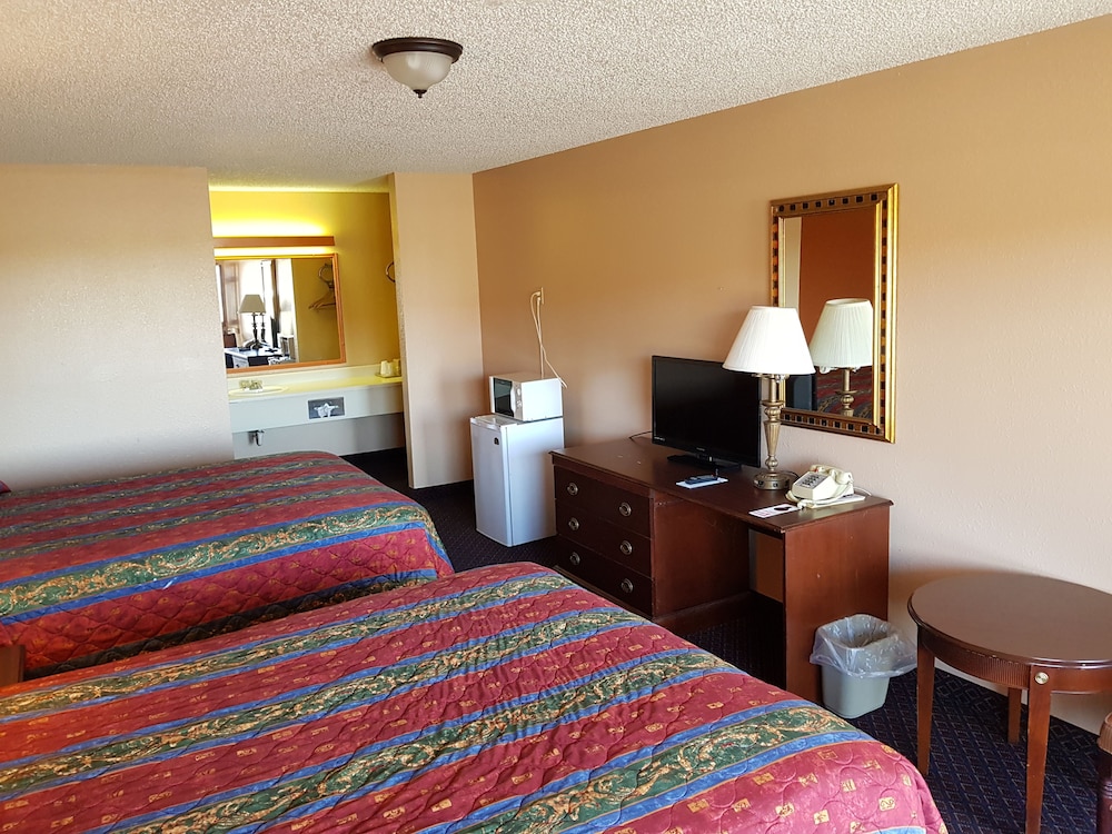 Standard Double Room, 2 Queen Beds, Non Smoking, Refrigerator & Microwave photo 3