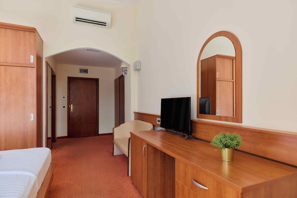 Superior Double Room with Balcony and Sea View - Photo 3