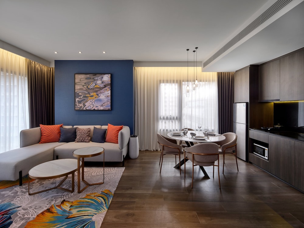 Suite, 2 Bedrooms, Corner thumbnail 5