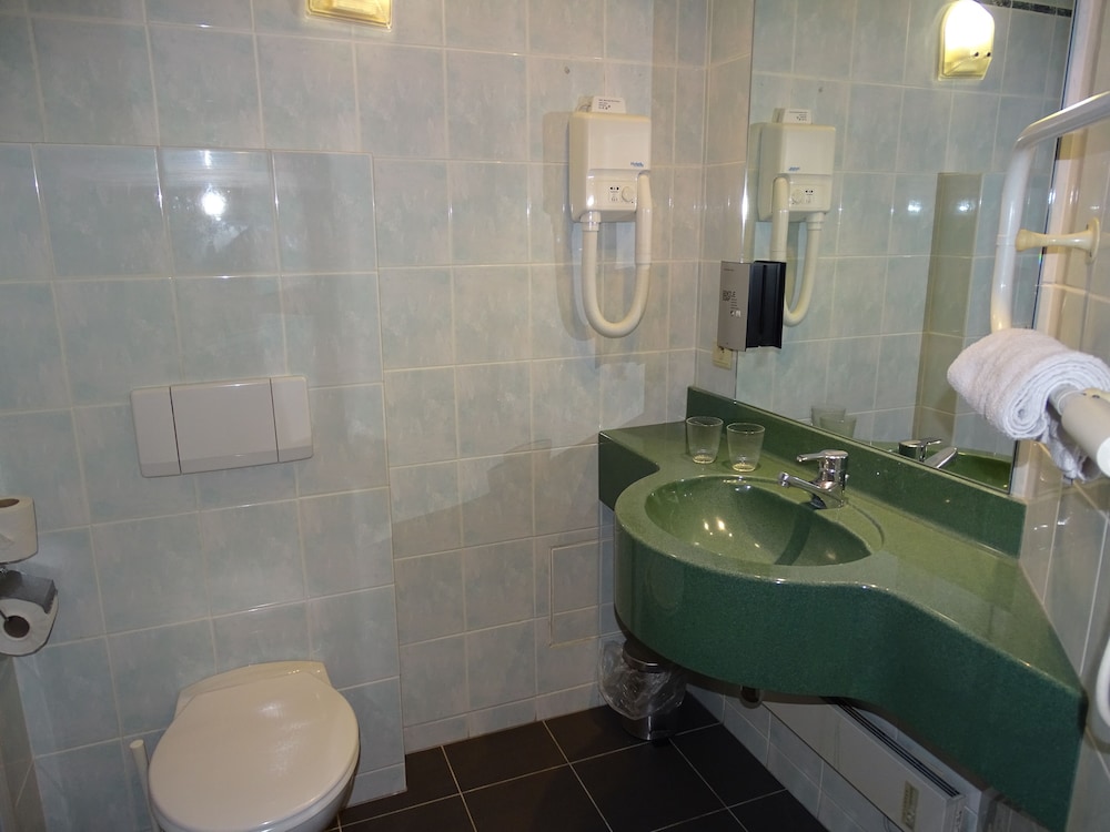 Executive Room Twin with daily cleaning - Photo 7
