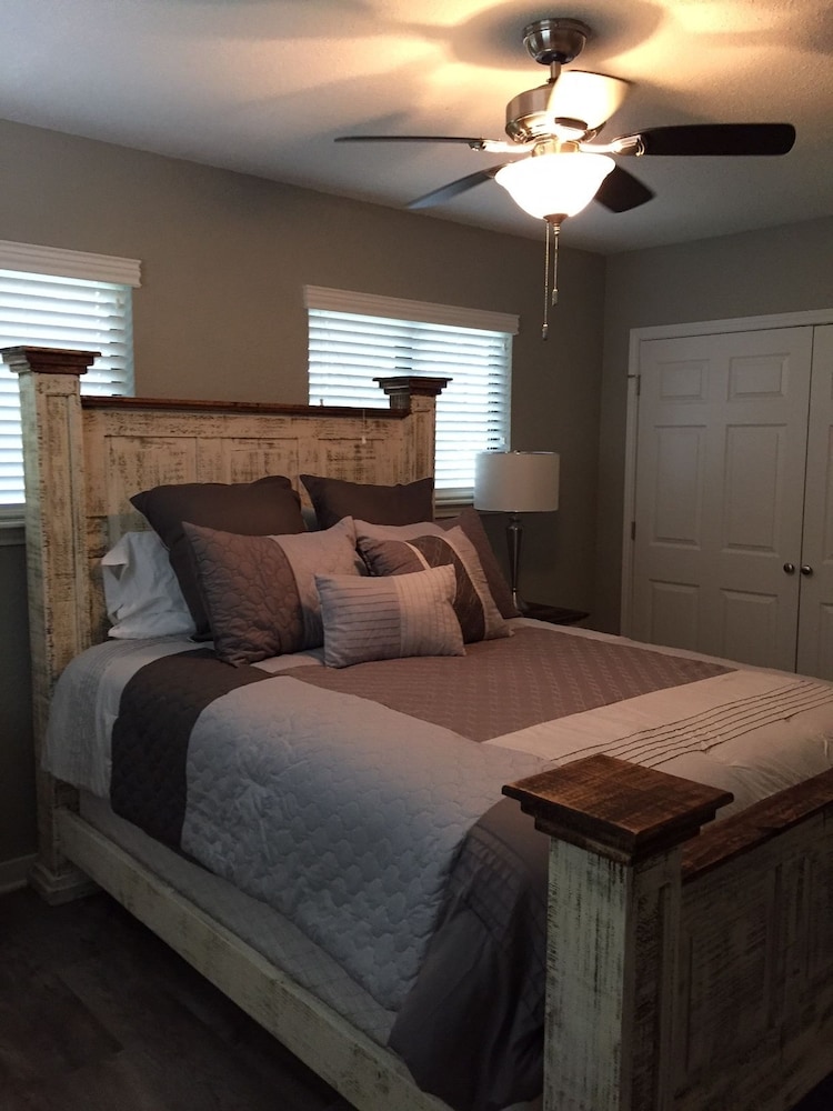 Unit B - Condo, 2 Bedrooms, 2 Bath, 1 King, 1 Queen, and Sofa Bed - River View photo 1