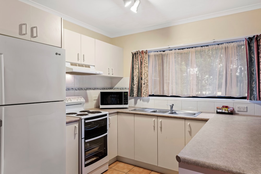 Deluxe 3 Bedroom Cabin - Sleeps 8 - Photo 9