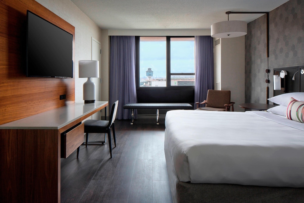 Room, 1 King Bed (Mobility/Hearing Accessible, Tub) - Photo 3