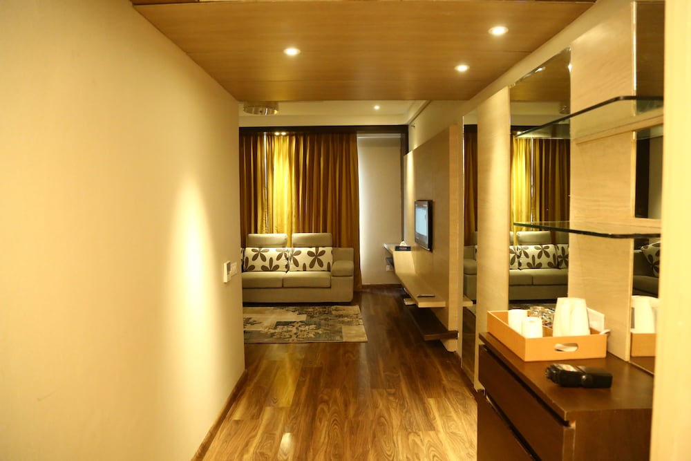 Hazel Suite - Photo 1