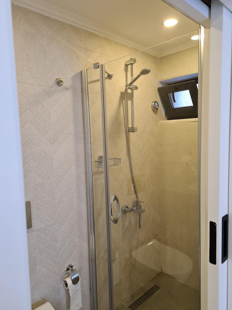 Standard Twin Room, Ground Floor thumbnail 6