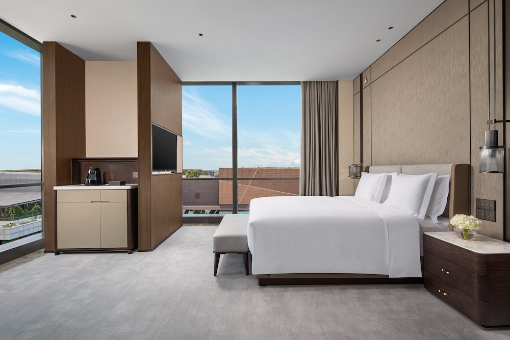 Premium Room, 1 King Bed, Club Lounge Access